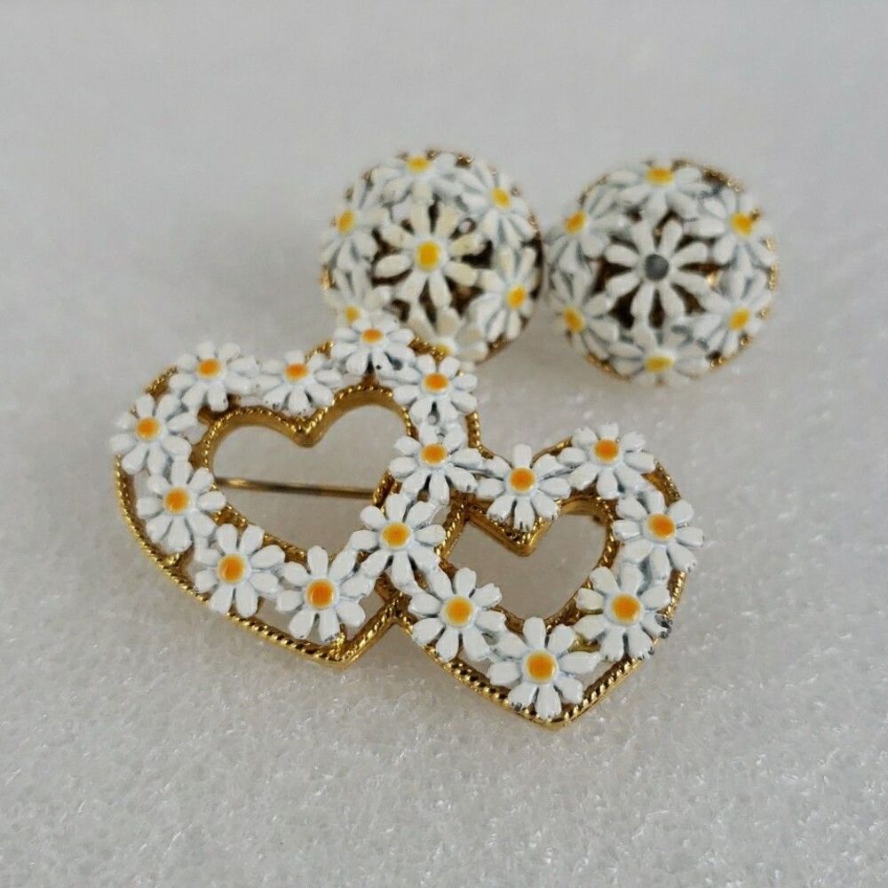 Daisy Brooch Pin & Clip on Earrings Jewelry Set Enamel Flowers VTG MCM Gold Tone